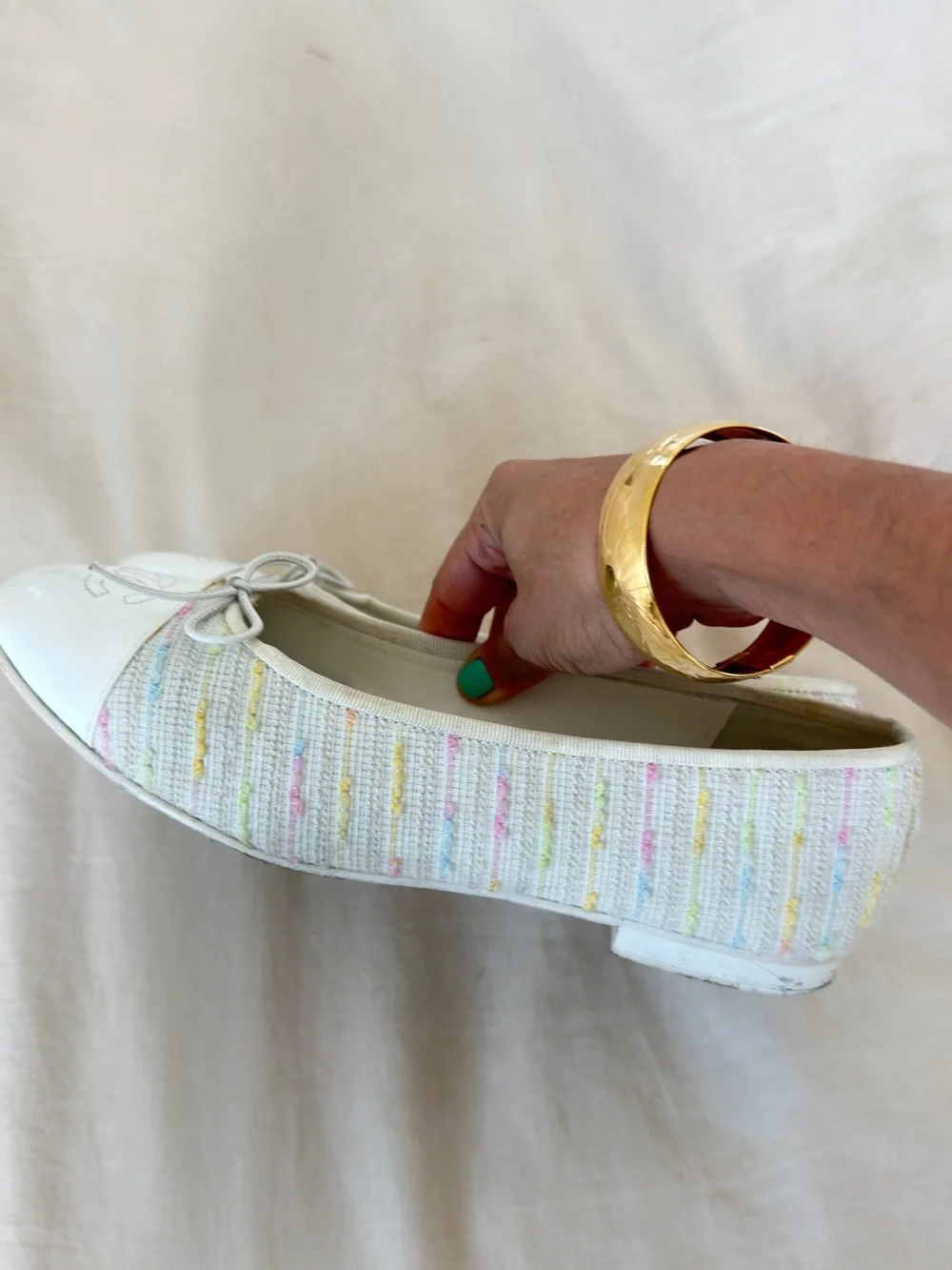 CHANEL White Tweed & Leather Ballet Flats with Signature CC - Picture 5 of 7